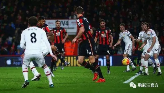 队友接连被罚下！维尼修斯讽刺裁判：多来点红牌吧！