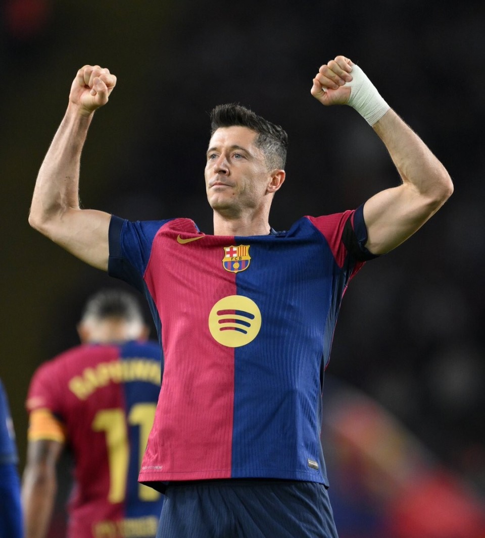 看台视角欣赏孙兴慜的任意球直接破门，球迷已经预感...