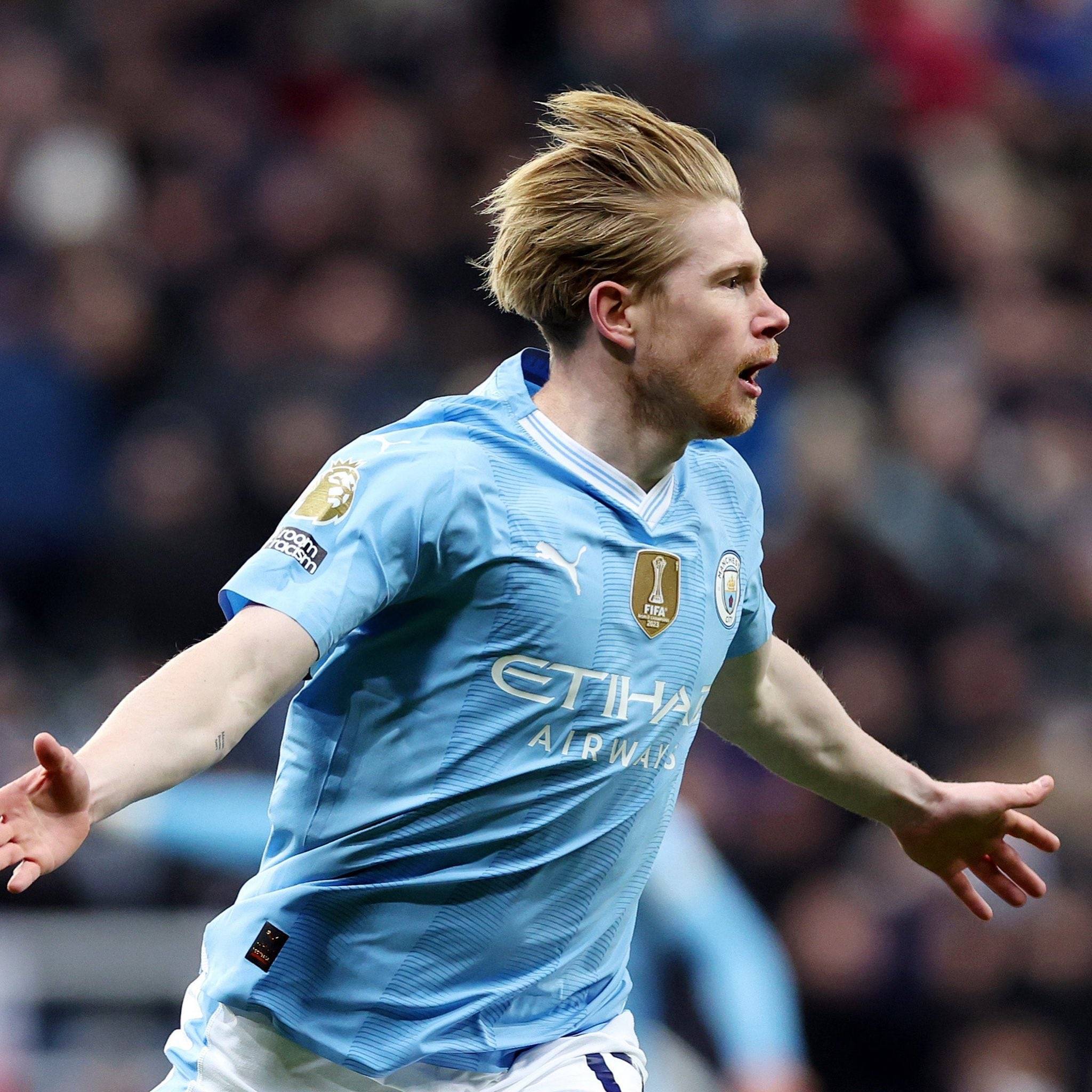 辛辛那提中场吉迪赛后与梅西交换球衣，双方握手并拥抱